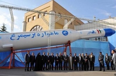 Iranian President Mahmoud Ahmadinejad (7th L) poses with government officials underneath the Simorgh (Phoenix) Iran-built satellite rocket during an unveiling ceremony in Tehran February 3. (AFP photo) Iranian President Mahmoud Ahmadinejad (7th L) poses with government officials underneath the Simorgh (Phoenix) Iran-built satellite rocket during an unveiling ceremony in Tehran February 3. (AFP photo)