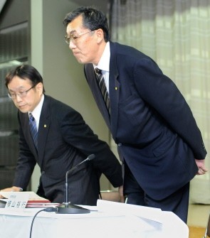 Managing Officer of Toyota Motor Hiroyuki Yokoyama (R) bows to journalists after a press conference at the company's head office in Tokyo on February 4, 2010. AFP photo Managing Officer of Toyota Motor Hiroyuki Yokoyama (R) bows to journalists after a press conference at the company's head office in Tokyo on February 4, 2010. AFP photo