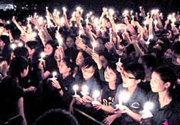 Hanoi youth light candles during last year’s Earth Hour (File photo: SGGP) Hanoi youth light candles during last year’s Earth Hour (File photo: SGGP)