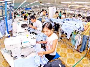 Workers at the Phuong Dong Garment Company in HCM City (Photo: SGGP) Workers at the Phuong Dong Garment Company in HCM City (Photo: SGGP)