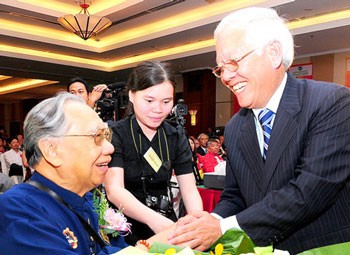 Chairman of the HCM City People's Committee, Le Hoang Quan (R), greets a happy New Year to Professor Tran Van Khe (L) during the meeting (Photo: SGGP) Chairman of the HCM City People's Committee, Le Hoang Quan (R), greets a happy New Year to Professor Tran Van Khe (L) during the meeting (Photo: SGGP)