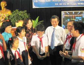 Chairperson of the HCM City People’s Council Pham Phuong Thao (L) listens to students at the “Children: Future leaders of the city” meeting on February 5 (Photo: Dat Viet) Chairperson of the HCM City People’s Council Pham Phuong Thao (L) listens to students at the “Children: Future leaders of the city” meeting on February 5 (Photo: Dat Viet)