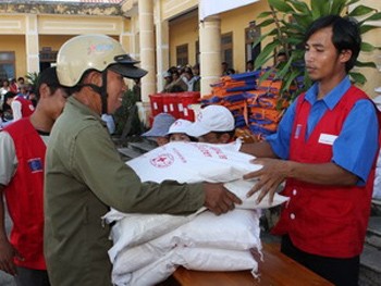 A resident receives rice relief (File photo: VNA) A resident receives rice relief (File photo: VNA)