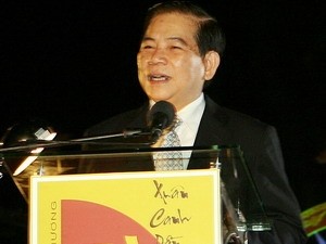 President Nguyen Minh Triet wishes overseas Vietnamese a happy New Year at an event held in Hanoi on February 6 as part of a program called Xuan Que Huong “Spring in the Homeland”. President Nguyen Minh Triet wishes overseas Vietnamese a happy New Year at an event held in Hanoi on February 6 as part of a program called Xuan Que Huong “Spring in the Homeland”.