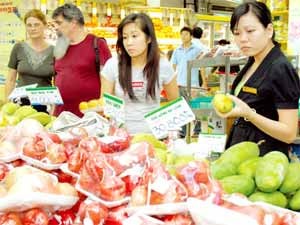 Shoppers at the Co.op Mart on Cong Quynh Street, Ho Chi Minh City (Photo: SGGP) Shoppers at the Co.op Mart on Cong Quynh Street, Ho Chi Minh City (Photo: SGGP)