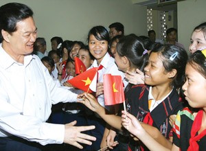 Prime Minister Nguyen Tan Dung (L) visits children in the mountainous district of Nam Dong in Thua Thien-Hue Province on Feb. 7 Prime Minister Nguyen Tan Dung (L) visits children in the mountainous district of Nam Dong in Thua Thien-Hue Province on Feb. 7