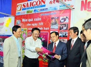Hanoi Party chief Pham Quang Nghi (C) visits the Sai Gon Giai Phong newspaper booth during the Spring Newspaper Festival in Hanoi (Photo: SGGP) Hanoi Party chief Pham Quang Nghi (C) visits the Sai Gon Giai Phong newspaper booth during the Spring Newspaper Festival in Hanoi (Photo: SGGP)