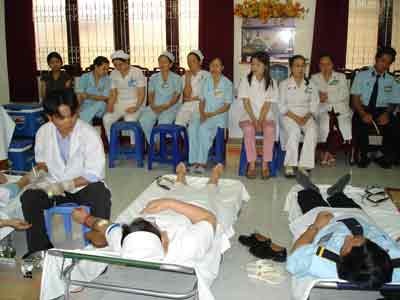 Doctors and medical staffs of Tu Du Hospital volunteer to give blood (Photo: Chan Vu) Doctors and medical staffs of Tu Du Hospital volunteer to give blood (Photo: Chan Vu)