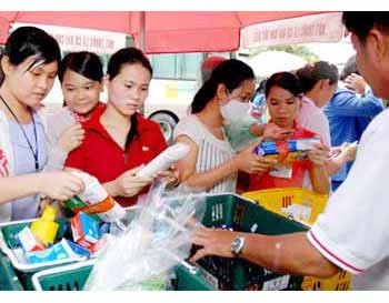 Workers at Tan Tao Industrial Park in HCM City buy items on sale from a roving truck of Saigon Trading Corporation (Photo: SGGP) Workers at Tan Tao Industrial Park in HCM City buy items on sale from a roving truck of Saigon Trading Corporation (Photo: SGGP)