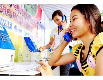 Workers happily make free-of-charge calls to their relatives. This is one among a lot of incentives given to workers by most HCM City-based companies on Tet. (Photo: SGGP) Workers happily make free-of-charge calls to their relatives. This is one among a lot of incentives given to workers by most HCM City-based companies on Tet. (Photo: SGGP)