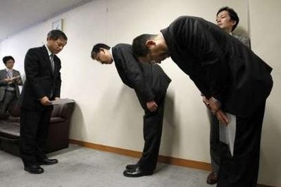 Toyota Motor Corp's managing director Yuji Yokoyama (C) bows after submitting a document of a recall to an official of the Transport Ministry, Ryuji Masuno (L), at the Transport Ministry in Tokyo February 9, 2010. Toyota Motor Corp's managing director Yuji Yokoyama (C) bows after submitting a document of a recall to an official of the Transport Ministry, Ryuji Masuno (L), at the Transport Ministry in Tokyo February 9, 2010.