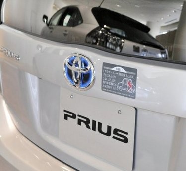 Toyota Motor has said it will recall about 400,000 hybrid vehicles around the world, including its latest Prius model, to fix faulty brakes. Toyota Motor has said it will recall about 400,000 hybrid vehicles around the world, including its latest Prius model, to fix faulty brakes.