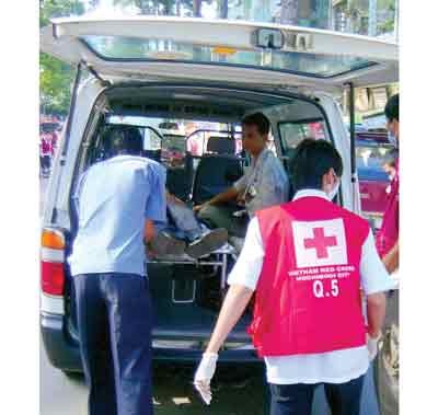 Hospitals and medical workers are on standby during the Tet holidays when there is a surge in the number of accidents, food poisoning and other emergencies (Photo: SGGP) Hospitals and medical workers are on standby during the Tet holidays when there is a surge in the number of accidents, food poisoning and other emergencies (Photo: SGGP)