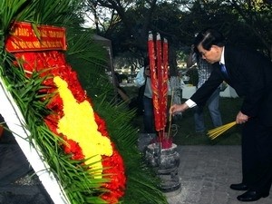 President Nguyen Minh Triet burns incense at the War Martyrs Cemetery in Ho Chi Minh City February 9 during a visit to the city to make pre-Tet calls on former Party, State, and Government leaders. President Nguyen Minh Triet burns incense at the War Martyrs Cemetery in Ho Chi Minh City February 9 during a visit to the city to make pre-Tet calls on former Party, State, and Government leaders.