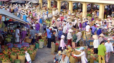 Farmers sell their fruits at Vinh Kim wholesale market in Tien Giang Province’s Chau Thanh District (Photo: SGGP) Farmers sell their fruits at Vinh Kim wholesale market in Tien Giang Province’s Chau Thanh District (Photo: SGGP)