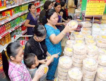 Shoppers at Co.op Mart supermarket on Cong Quynh Street, HCM City. To keep prices stable even as demand has begun to peak in the week before Tet, leading food companies have stepped up supply. (Photo: SGGP) Shoppers at Co.op Mart supermarket on Cong Quynh Street, HCM City. To keep prices stable even as demand has begun to peak in the week before Tet, leading food companies have stepped up supply. (Photo: SGGP)