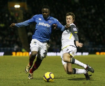 Portsmouth striker Dindane (L) vies with Sunderland's Northern Irish defender George McCartney (R) during their English Premier League football match against Sunderland on February 9, 2010. AFP PHOTO Portsmouth striker Dindane (L) vies with Sunderland's Northern Irish defender George McCartney (R) during their English Premier League football match against Sunderland on February 9, 2010. AFP PHOTO