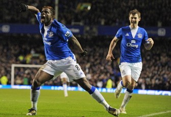 Everton's Louis Saha (L) celebrates scoring his second goal of the English Premier League football match between Everton and Chelsea on February 10, 2010. AFP PHOTO Everton's Louis Saha (L) celebrates scoring his second goal of the English Premier League football match between Everton and Chelsea on February 10, 2010. AFP PHOTO