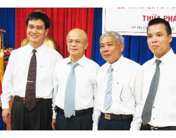 Deputy Minister of Justice Nguyen Duc Chinh (2nd L) with some of the newly-appointed bailiffs at a ceremony held in HCMC February 10 (Photo: Phap Luat) Deputy Minister of Justice Nguyen Duc Chinh (2nd L) with some of the newly-appointed bailiffs at a ceremony held in HCMC February 10 (Photo: Phap Luat)