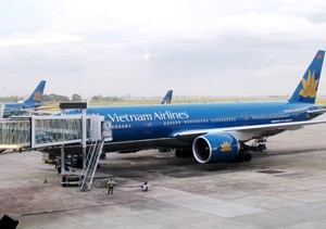Vietnam Airlines aircraft in Hanoi’s Noi Bai International Airport, where the carrier will launch Myanmar service on Mar. 2, 2010 (Photo: Tuong Thuy) Vietnam Airlines aircraft in Hanoi’s Noi Bai International Airport, where the carrier will launch Myanmar service on Mar. 2, 2010 (Photo: Tuong Thuy)