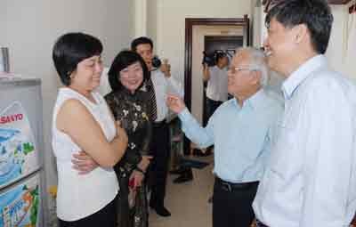 A visibly moved recipient of one of the resettlement houses in District 7 with senior city officials. (Photo: SGGP) A visibly moved recipient of one of the resettlement houses in District 7 with senior city officials. (Photo: SGGP)