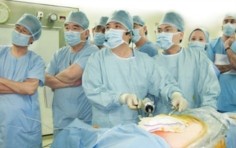 Dr. Tran Ngoc Luong conducts a surgery in Malaysia ( Photo: NLD) Dr. Tran Ngoc Luong conducts a surgery in Malaysia ( Photo: NLD)