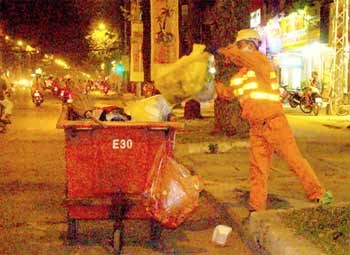 Amidst the excitement of Tet in HCM City, many sanitation workers quietly carry on with their job of keeping the city clean (Photo: SGGP) Amidst the excitement of Tet in HCM City, many sanitation workers quietly carry on with their job of keeping the city clean (Photo: SGGP)