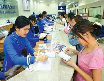 Customers at an Eastern Asia Commercial Bank branch in Ho Chi Minh City. The negotiable interest rate mechanism should be applied again to replace the ceiling interest rates on loans and deposits, to help stabilize the foreign exchange market, says Le Xuan Nghia, Deputy chairman of the National Financial Supervisory Committee. (Photo: Viet Bao) Customers at an Eastern Asia Commercial Bank branch in Ho Chi Minh City. The negotiable interest rate mechanism should be applied again to replace the ceiling interest rates on loans and deposits, to help stabilize the foreign exchange market, says Le Xuan Nghia, Deputy chairman of the National Financial Supervisory Committee. (Photo: Viet Bao)