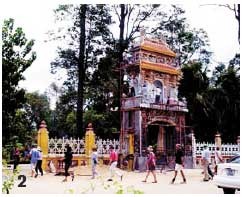 Vinh Trang pagoda gate, one of the works successfully relocated by "genie of the lamp" Tu Luy in My Tho City, Tien Giang Province in 2006. (Photo: Lao Dong) Vinh Trang pagoda gate, one of the works successfully relocated by "genie of the lamp" Tu Luy in My Tho City, Tien Giang Province in 2006. (Photo: Lao Dong)