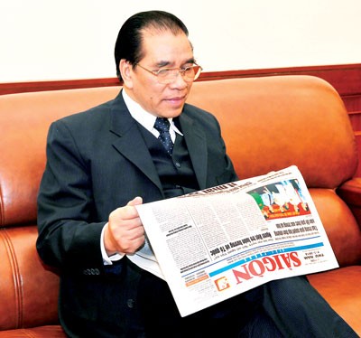 Party General Secretary Nong Duc Manh reads Sai Gon Giai Phong newspaper. Party General Secretary Nong Duc Manh reads Sai Gon Giai Phong newspaper.