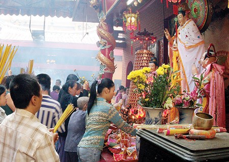 Pilgrims at a pagoda to pray for a good and prosperous Lunar New Year ( Photo: SGGP) Pilgrims at a pagoda to pray for a good and prosperous Lunar New Year ( Photo: SGGP)