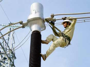 A technician checks a line at the 500kV Doc Soi transformer station in Quang Ngai Province. (File photo: Dien dan doanh nghiep) A technician checks a line at the 500kV Doc Soi transformer station in Quang Ngai Province. (File photo: Dien dan doanh nghiep)