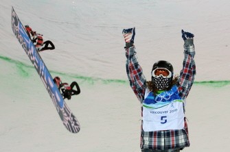Shaun White celebrates after the men's Snowboard Halfpipe final on February 17, 2010. AFP PHOTO Shaun White celebrates after the men's Snowboard Halfpipe final on February 17, 2010. AFP PHOTO