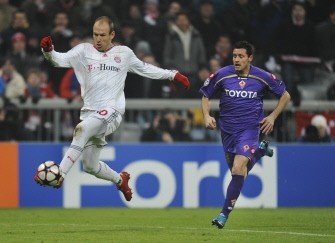 Bayern Munich's Dutch striker Arjen Robben vies Fiorentina's Italian defender Manuel Pasqual (R) during the 1st leg UEFA Champions League football round of 16 match FC Bayern Munich (Germany) vs ACF Fiorentina (Italy) in Munich on February 17, 2010. AFP PHOTO Bayern Munich's Dutch striker Arjen Robben vies Fiorentina's Italian defender Manuel Pasqual (R) during the 1st leg UEFA Champions League football round of 16 match FC Bayern Munich (Germany) vs ACF Fiorentina (Italy) in Munich on February 17, 2010. AFP PHOTO
