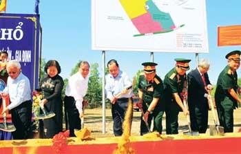 HCM City Party leader Le Thanh Hai (L, 4th) takes part in the ground-breaking ceremony for Sai Gon-Cho Lon-Gia Dinh Traditional Revolutionary Zone in Cu Chi District on February 18 (Photo: SGGP) HCM City Party leader Le Thanh Hai (L, 4th) takes part in the ground-breaking ceremony for Sai Gon-Cho Lon-Gia Dinh Traditional Revolutionary Zone in Cu Chi District on February 18 (Photo: SGGP)