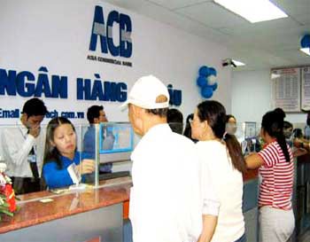 Customers at an Asia Commercial Bank branch in Ho Chi Minh City. Many experts forecast that the recent devaluation of dong by the central bank will help improve the inflow of US dollars at commercial banks. Customers at an Asia Commercial Bank branch in Ho Chi Minh City. Many experts forecast that the recent devaluation of dong by the central bank will help improve the inflow of US dollars at commercial banks.