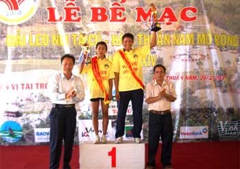 Nguyen Thi Vui (L) and Nguyen Ngoc Quang (R) posing with their prizes Nguyen Thi Vui (L) and Nguyen Ngoc Quang (R) posing with their prizes