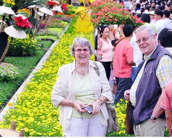 Foreign visitors enjoy Nguyen Hue Flower Street. (Photo: Viet Dung) Foreign visitors enjoy Nguyen Hue Flower Street. (Photo: Viet Dung)