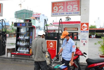 A petrol filling station in HCM City’s Binh Thanh District (Photo: Tuoi Tre) A petrol filling station in HCM City’s Binh Thanh District (Photo: Tuoi Tre)