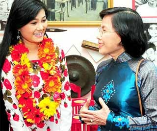 HCMC People’s Council chairwoman Pham Phuong Thao (R) talks with cai luong (Vietnamese traditional theatre) actress Que Tran, 29, one of the five young people honored as “HCMC Outstanding Young Citizens” for 2009. Ms. Thao said the campaign to study and follow Ho Chi Minh moral’s example has helped the authorities gain more public confidence. (Photo: SGGP) HCMC People’s Council chairwoman Pham Phuong Thao (R) talks with cai luong (Vietnamese traditional theatre) actress Que Tran, 29, one of the five young people honored as “HCMC Outstanding Young Citizens” for 2009. Ms. Thao said the campaign to study and follow Ho Chi Minh moral’s example has helped the authorities gain more public confidence. (Photo: SGGP)
