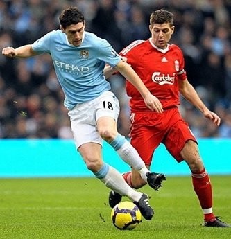 Liverpool's English midfielder Steven Gerrard (R) competes with Manchester City's English midfielder Gareth Barry during the English Premier League football match in Manchester. AFP photo Liverpool's English midfielder Steven Gerrard (R) competes with Manchester City's English midfielder Gareth Barry during the English Premier League football match in Manchester. AFP photo