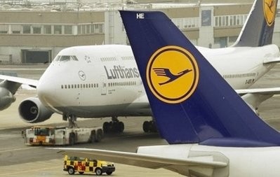 An airplane Lufthansa taxies on the runway at Frankfurt am Main airport on February 17, 2010. AFP photo An airplane Lufthansa taxies on the runway at Frankfurt am Main airport on February 17, 2010. AFP photo