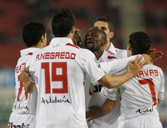 Sevilla's players celebrate after scoring against Mallorca during their Spanish league football match on February 20, 2010 at Ono Stadium in Palma de Mallorca. AFP PHOTO Sevilla's players celebrate after scoring against Mallorca during their Spanish league football match on February 20, 2010 at Ono Stadium in Palma de Mallorca. AFP PHOTO