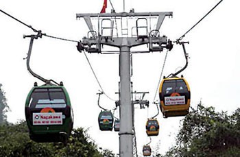 The cable-car system at Huong Pagoda breaks down due to a sudden power failure on February 19 (Photo: SGGP) The cable-car system at Huong Pagoda breaks down due to a sudden power failure on February 19 (Photo: SGGP)