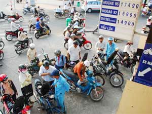 At a petrol station in District 3, Ho Chi Minh City (Photo: Tuoi Tre) At a petrol station in District 3, Ho Chi Minh City (Photo: Tuoi Tre)