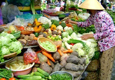 Fresh loads of fruit and vegetables at wholesale markets have helped to stabilize prices ( Photo: SGGP) Fresh loads of fruit and vegetables at wholesale markets have helped to stabilize prices ( Photo: SGGP)