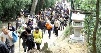 Thousands of visitors and pilgrims floked to Yen Tu Mountain for the Spring Yen Tu Pagoda Festival 2010. (Photo:Sggp) Thousands of visitors and pilgrims floked to Yen Tu Mountain for the Spring Yen Tu Pagoda Festival 2010. (Photo:Sggp)