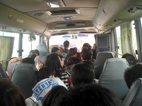 The 20-seat bus is stuffed with 52 people traveling from Ha Tinh Province to Hue city on February 23. (Photo: SGGP) The 20-seat bus is stuffed with 52 people traveling from Ha Tinh Province to Hue city on February 23. (Photo: SGGP)