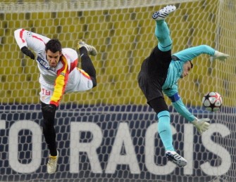 Alvaro Negredo (L) of Sevilla fights for the ball with goalkeeper Igor Akinfeev of CSKA in Moscow on February 24, 2010 during their last 16 round UEFA Champions League game. AFP PHOTO Alvaro Negredo (L) of Sevilla fights for the ball with goalkeeper Igor Akinfeev of CSKA in Moscow on February 24, 2010 during their last 16 round UEFA Champions League game. AFP PHOTO