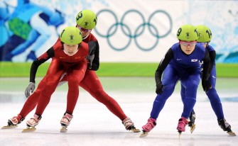China's Hui Zhang pushes teammate Linlin Sun (L) as South Korea's Eun-byul Lee pushes Min-jung Kim during the women's 2010 Winter Olympics 3,000m short-track relay final on February 24, 2010. AFP PHOTO China's Hui Zhang pushes teammate Linlin Sun (L) as South Korea's Eun-byul Lee pushes Min-jung Kim during the women's 2010 Winter Olympics 3,000m short-track relay final on February 24, 2010. AFP PHOTO